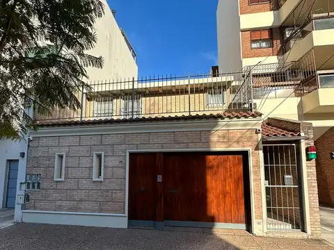 Excelente PH de 3 ambientes al contrafrente con patio, terraza y quincho con parrilla