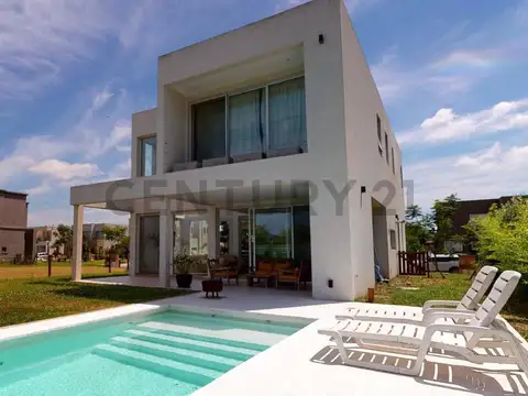 CASA EN VENTA DE 4 DORMITORIOS CASTAÑOS NORDELTA