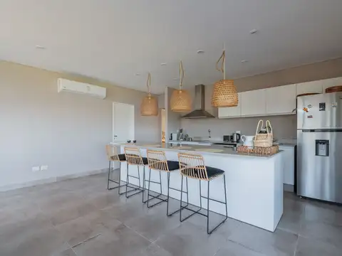 Casa 6 ambientes con 5 baños