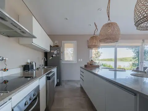 Casa en Venta con 3 cocheras