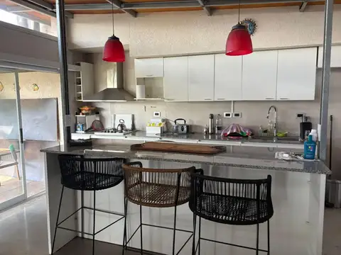 Casa en Alquiler con 2 cocheras