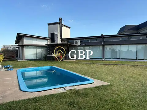 Casa en Alquiler con 2 cocheras