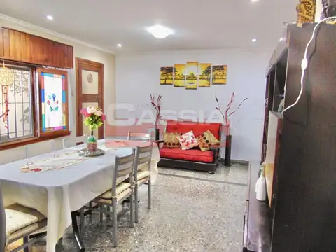 Casa en Alquiler con 2 cocheras
