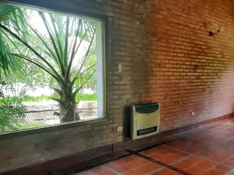 Imperdible propiedad. A pocos metros de la entrada del Country