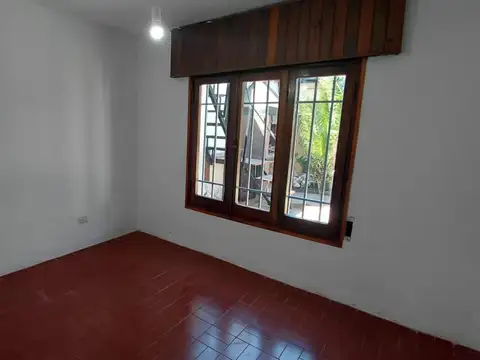 Casa en Alquiler con 2 cocheras