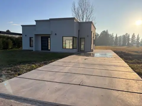 Casa 6 ambientes con 2 baños
