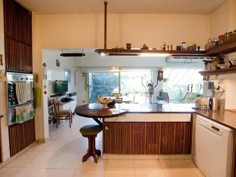 Venta Casa 8 amb.gge jdin Villa Martelli Vte.López