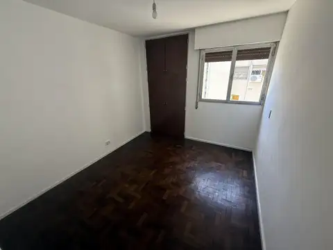 Departamento de dos dormitorios frente a plaza Colón