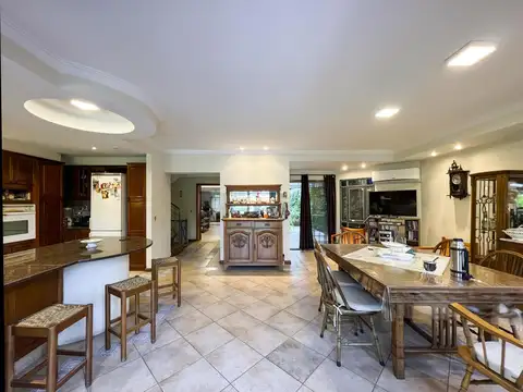 Casa en Venta con 3 cocheras