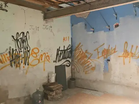 Local con vivienda y depósito a para refacción total