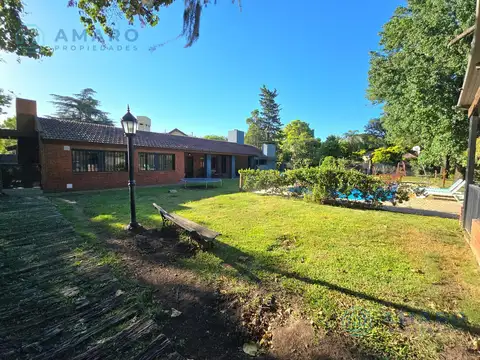 VENTA · CASA · 4 DORMITORIOS · JARDÍN · PISCINA · FUNES