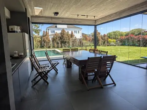 Casa 7 ambientes con 4 baños
