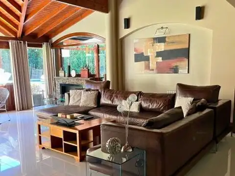 Casa en Venta con 2 cocheras