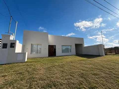 Casa en Av. Agustín Borthiry 1532 - Victorica - LP