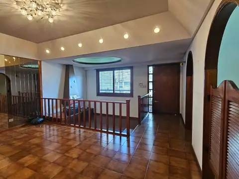 Casa 6 ambientes con 2 baños