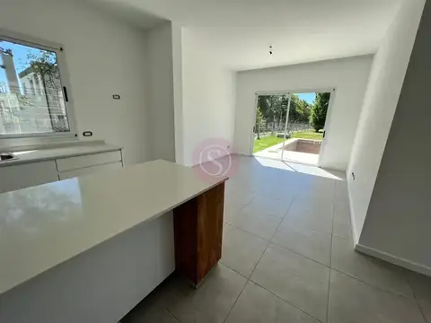 Casa 6 ambientes con 2 baños