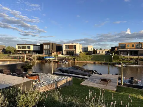 Venta casa con amarra propia y espacio amplio para varios autos en Villanueva