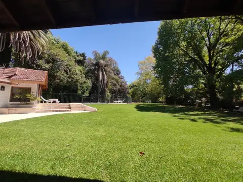 Excelente casa de categoría con lindísimo jardín en venta en San Carlos C.C.