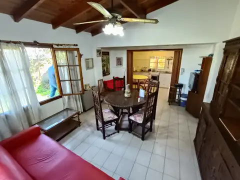 Casa de tres ambientes + depto. de 2 ambientes. Villa Primera
