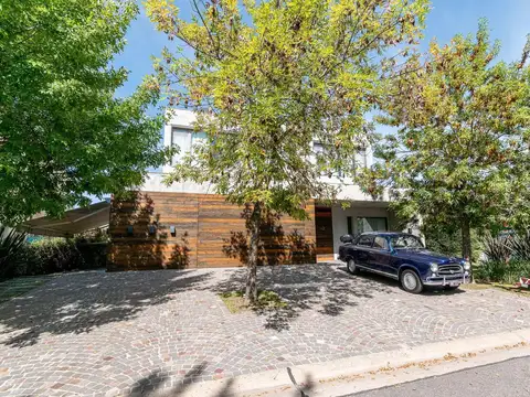 Casa 4 ambientes con 5 baños