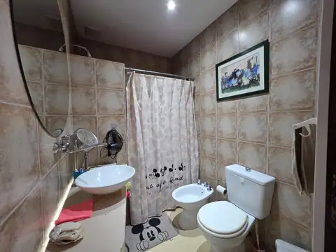 Casa 4 ambientes con 2 baños
