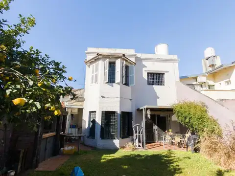 Venta, Casa en Beccar 4 dormitorios, jardin y pileta, muy buen estado