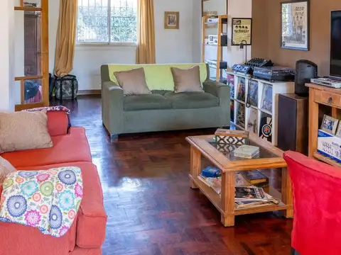 Venta, Casa en Beccar 4 dormitorios, jardin y pileta, muy buen estado