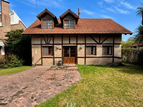 Se Vende Hermosa Casa de 4 Ambientes en Club Campos de Golf Las Praderas de Luján