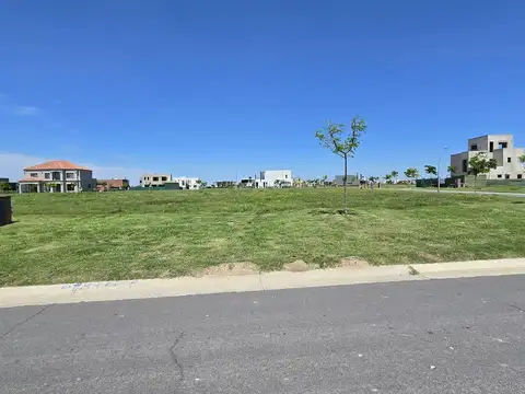 TERRENO DE 680m2 INTERNO EN BARRIO RIVERAS, PUERTOS DEL LAGO, ESCOBAR. VENTA