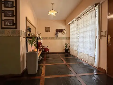 Casa 4 dormitorios. Excelente estado. Jardín con pileta. Garaje 2 autos