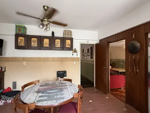 Casa 4 dormitorios. Excelente estado. Jardín con pileta. Garaje 2 autos