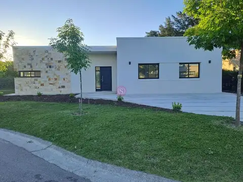 Casa en Venta con 3 cocheras