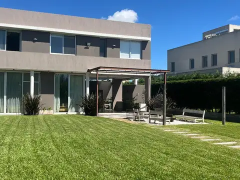 VENTA DE CASA 5 AMBIENTES EN EL BARRIO EL ROCIO, CANNING