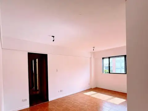 Dpto apto uso comercial a pasos de Bv. Oroño