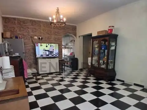 889 3600, Piso 0