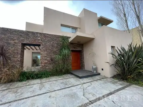 Casa en alquiler anual en Los Sauces, lote interno, Nordelta.