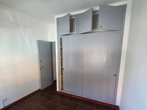 Departamento 3 ambientes planta baja al frente, patio. Impecable, Próximo subte B