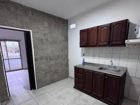 Dpto 2 amb con balcón,1er piso por escalera- M.Chimento 1392