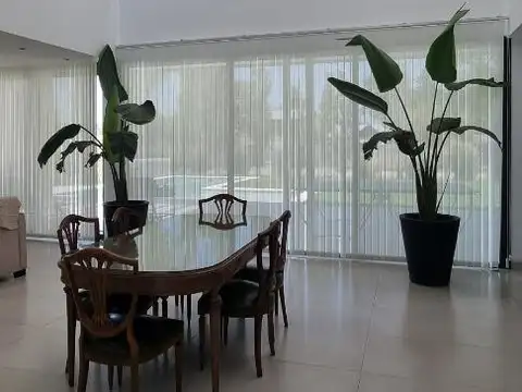 Casa en Venta con 7 cocheras