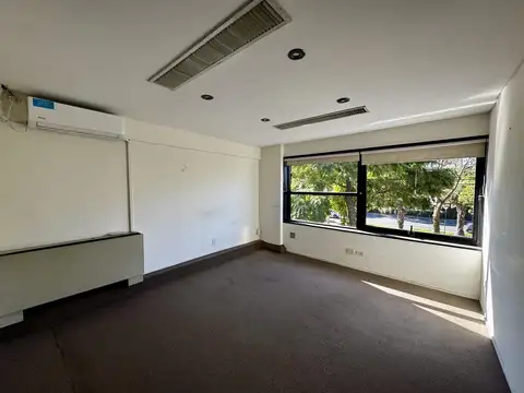 Oficina 5 ambientes con 2 baños