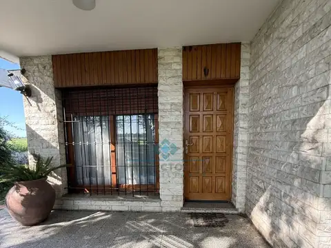   VENTA - CASA 3 DORM A REFACCIONAR - AV. SAN MARTÍN - COLONIA CAROYA