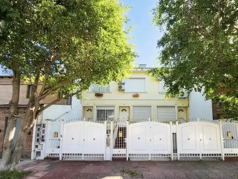 Casa en Venta con 3 cocheras