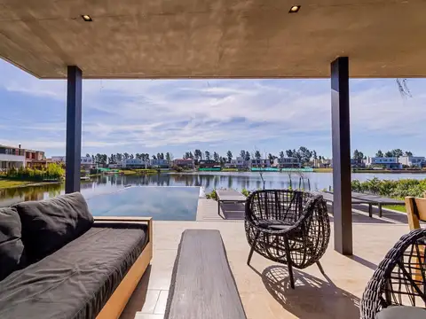 Casa en Alquiler con 3 cocheras