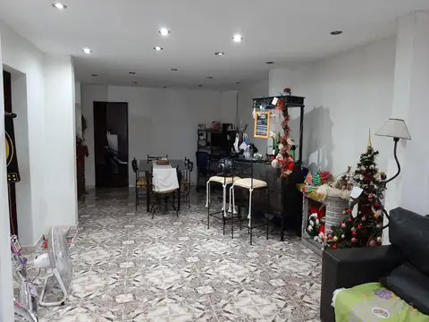 PH en venta - 3 Dormitorios 1 Baño - 243Mts2 - Sarandí