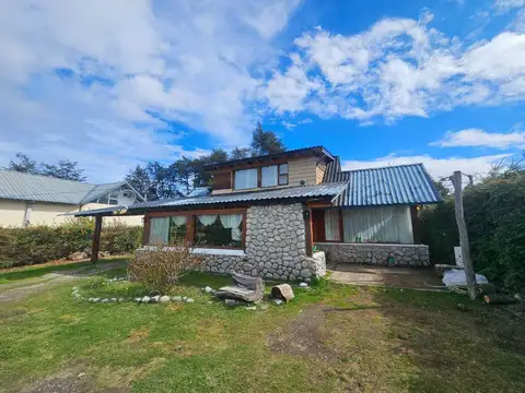 Casa 8 ambientes con 2 baños