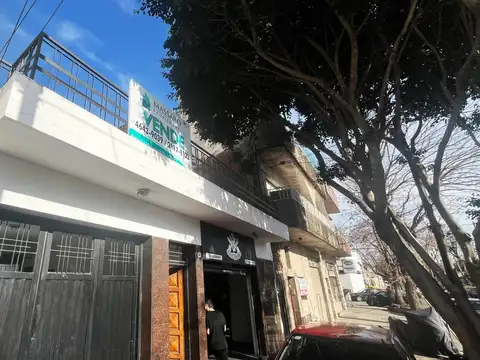 Casa sobre lote de 8.66x36 con local, garage y terraza, Mataderos.