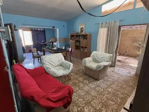 Casa 14 ambientes con 2 baños