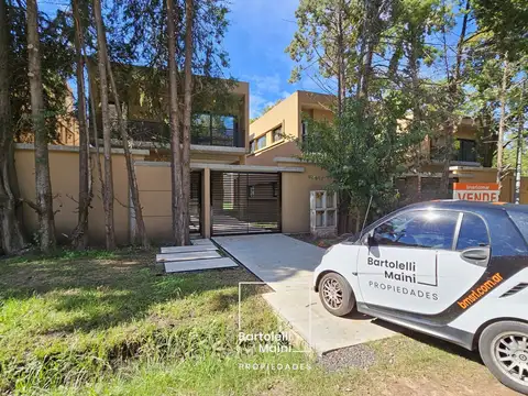 VENTA  | 4 CASAS DE 4 DORMITORIOS CADA UNA| ROLDAN