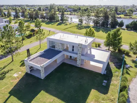 Casa en Venta con 2 cocheras