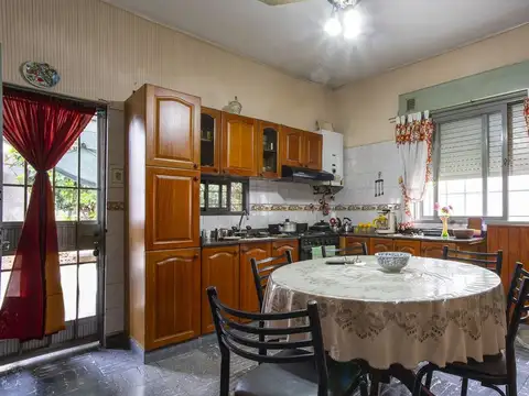 Venta casa barrio Urquiza con pileta 2 dormitorios